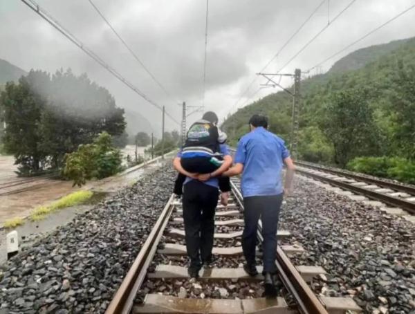 暴雨、饥饿、失联——Z180次列车的四天三夜“脱困记”