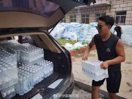 00后冲在了涿州抗洪一线