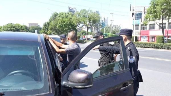 2023年了，还有人敢“盯梢”交警，跟踪警车，通风报信？