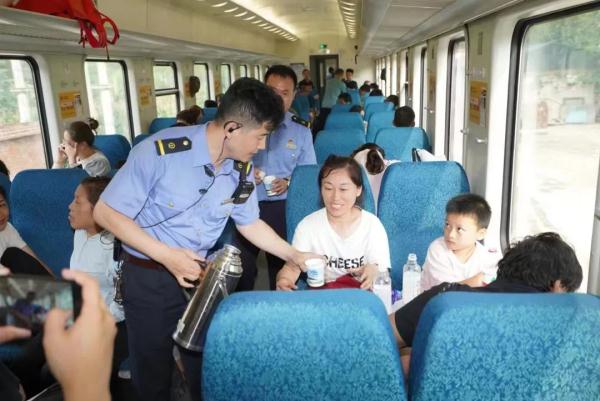 这个四等小站，来了一千多名旅客！