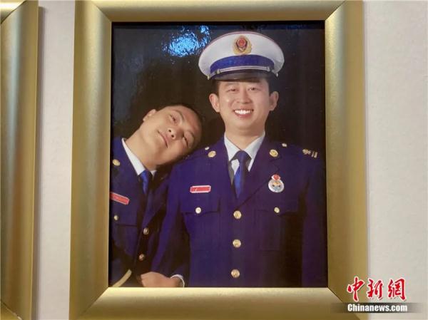 战友追忆冯振：“我被推到安全区，他却不见了……”