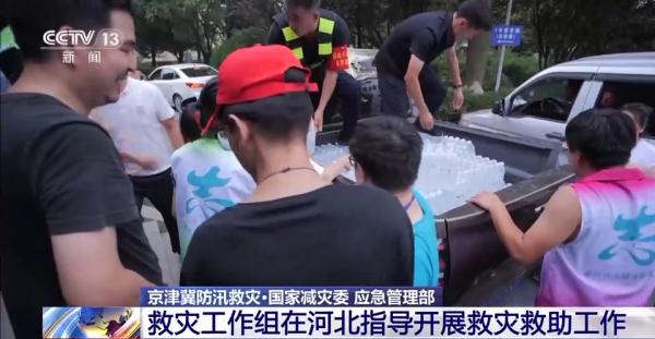 “感谢逆行英雄，一路平安！”