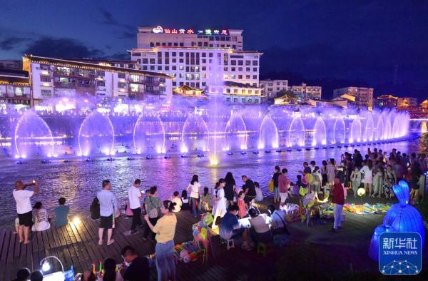 湖北宣恩：“水为媒”火了“夏夜游”