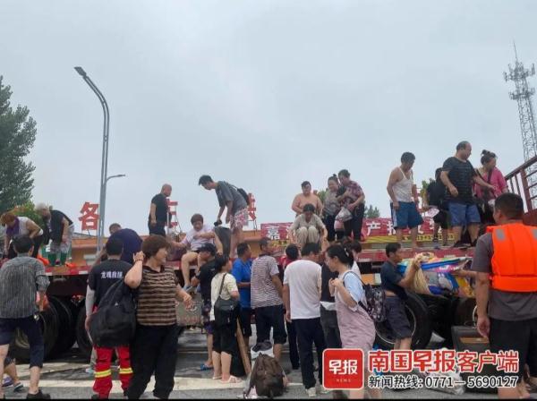 “感谢逆行英雄，一路平安！”