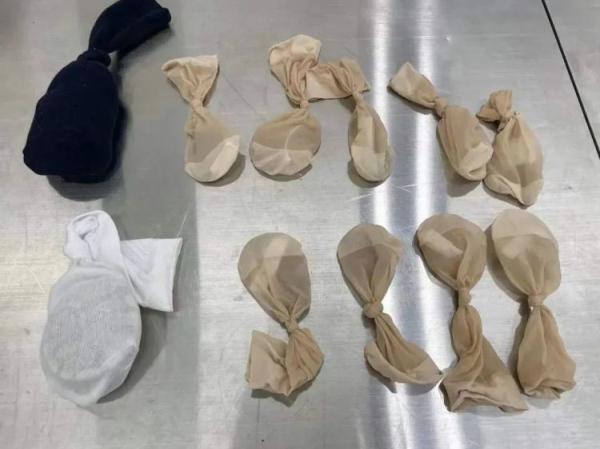 14条活蛇！男子过海关，全藏裤袋里…