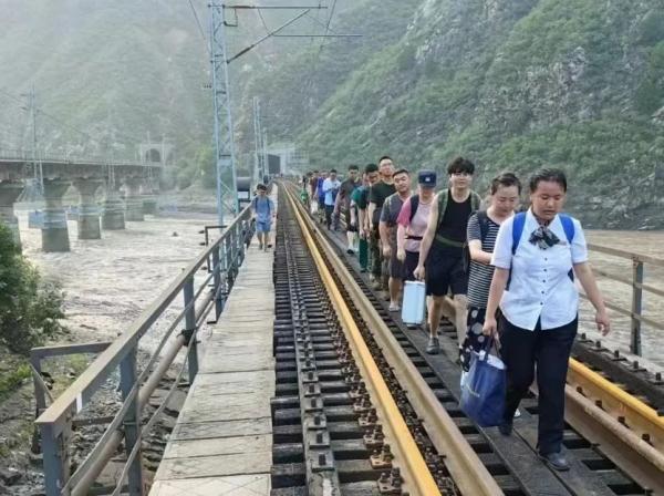 “把食物先让给老人和孩子！”
