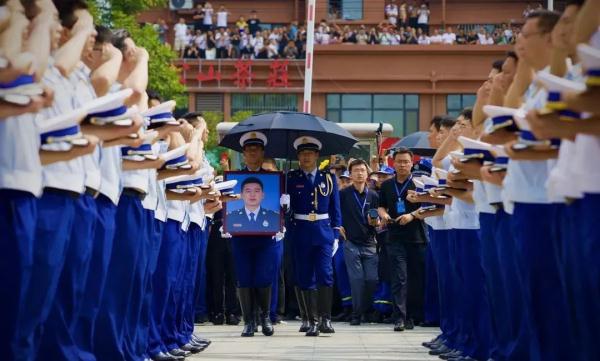 山东上万人这样迎接烈士回家