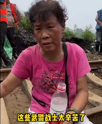 救灾现场,这些朴实的画面令人动容! 救灾现场,这些朴实的画面令人动容!