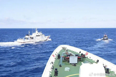 现场照片！中国海警依法驱离非法闯入菲律宾船只