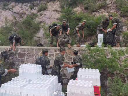 灾区急需物资,送到了! 灾区急需物资,送到了!