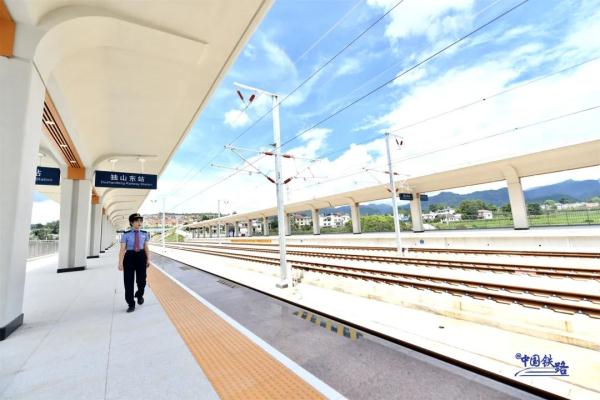 贵阳至南宁高速铁路贵阳至荔波段8月8日开通运营