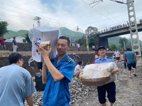 “把食物先让给老人和孩子！”