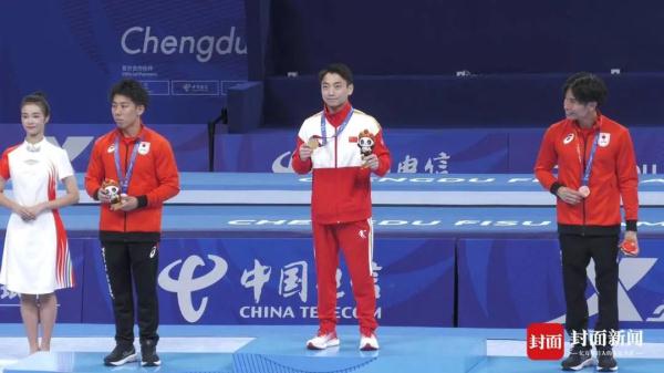 成都大运会感人一幕!邹敬园父亲为儿子颁奖 成都大运会感人一幕!邹敬园父亲为儿子颁奖