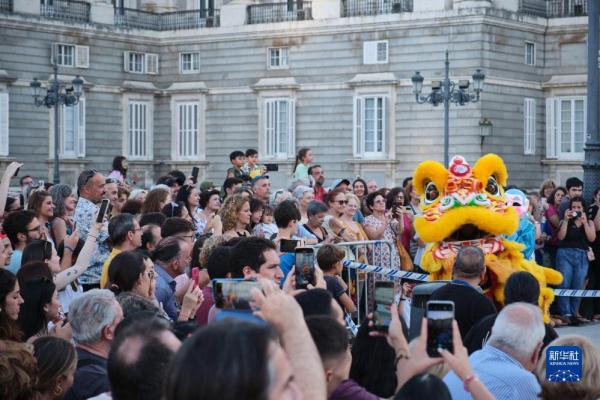 马德里街头上演高桩醒狮 马德里街头上演高桩醒狮