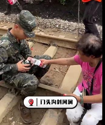 救灾现场,这些朴实的画面令人动容! 救灾现场,这些朴实的画面令人动容!