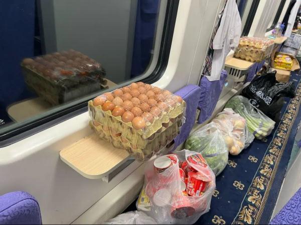 “把食物先让给老人和孩子！”