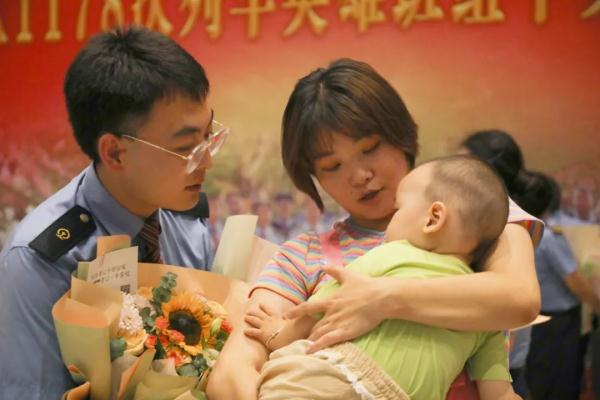 每人奖励1万元！“英雄班组”回家了