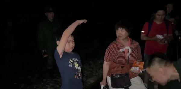 救灾现场,这些朴实的画面令人动容! 救灾现场,这些朴实的画面令人动容!