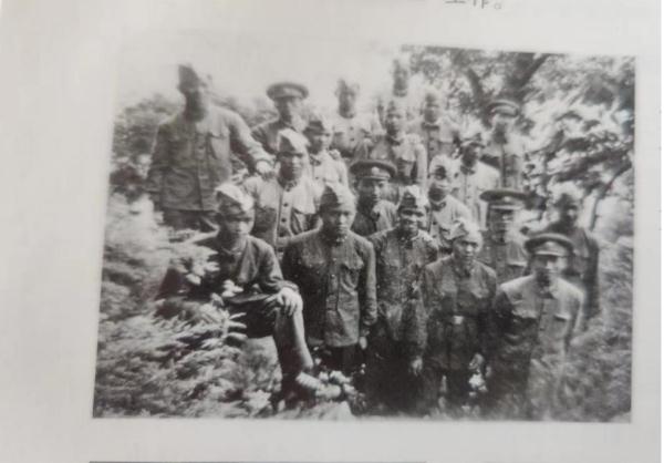 1个村 7户人 6个兵