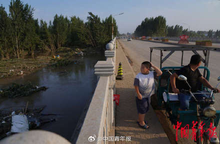 涿州灾后天晴 北拒马河漂流物中的洪水印记