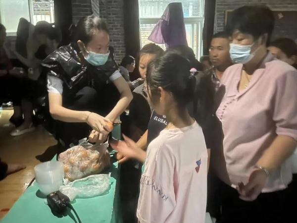 “把食物先让给老人和孩子！”