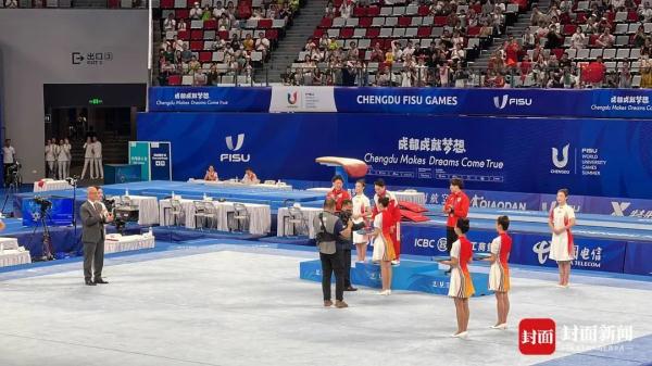 成都大运会感人一幕!邹敬园父亲为儿子颁奖 成都大运会感人一幕!邹敬园父亲为儿子颁奖