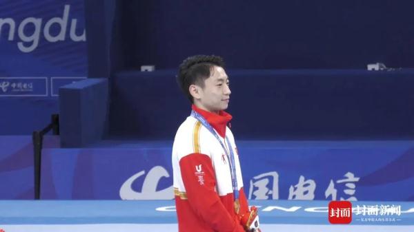 成都大运会感人一幕!邹敬园父亲为儿子颁奖 成都大运会感人一幕!邹敬园父亲为儿子颁奖