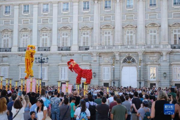 马德里街头上演高桩醒狮 马德里街头上演高桩醒狮