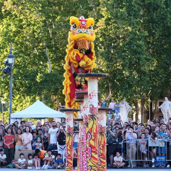 马德里街头上演高桩醒狮 马德里街头上演高桩醒狮