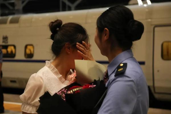 每人奖励1万元！“英雄班组”回家了