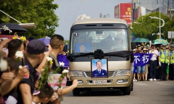 山东上万人这样迎接烈士回家