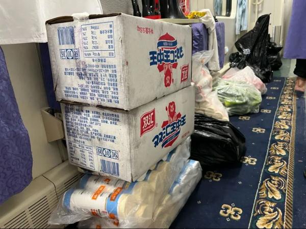 “把食物先让给老人和孩子！”