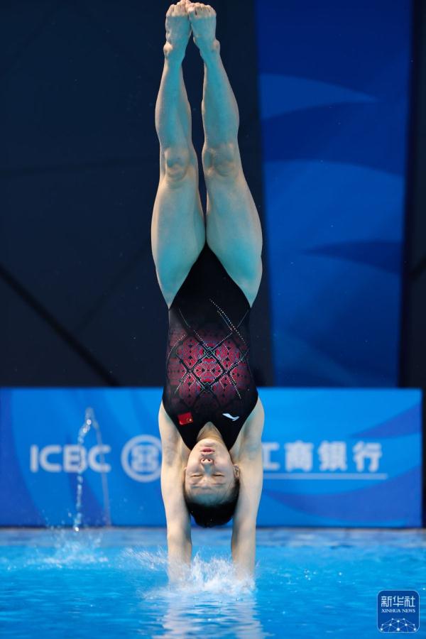 跳水：杨睿琳、欧阳钰分获女子3米跳板冠亚军