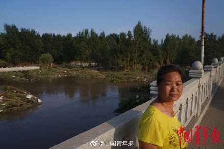 涿州灾后天晴 北拒马河漂流物中的洪水印记