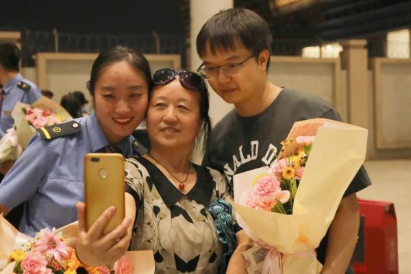 每人奖励1万元！“英雄班组”回家了
