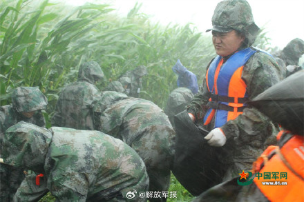 暴雨来袭！吉林省军区组织官兵和民兵开展抢险救灾