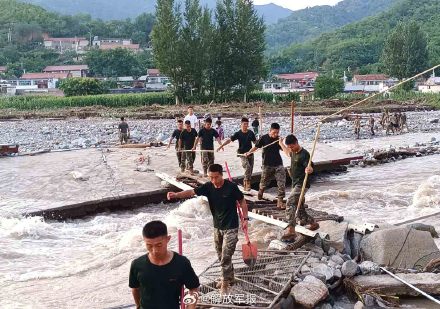 灾区急需物资,送到了! 灾区急需物资,送到了!