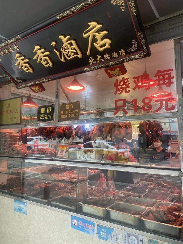 一排排“生鲜灯”把肉品照得新鲜红润！