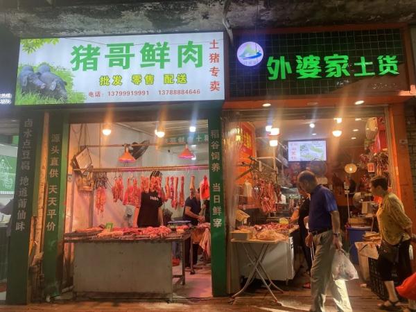 一排排“生鲜灯”把肉品照得新鲜红润！