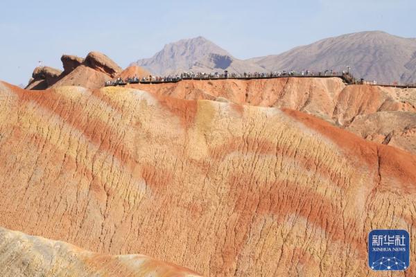 七彩丹霞醉游人