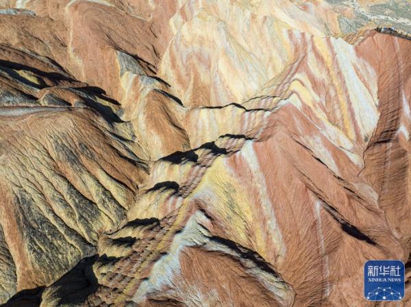 七彩丹霞醉游人