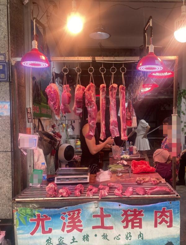一排排“生鲜灯”把肉品照得新鲜红润！