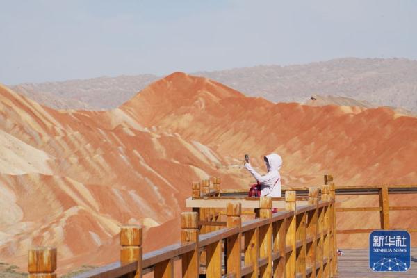 七彩丹霞醉游人