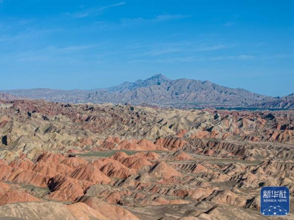 七彩丹霞醉游人