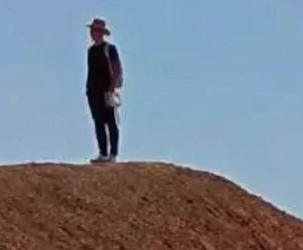 大妈翻越围栏，脚踩丹霞地貌拍照？当地已介入