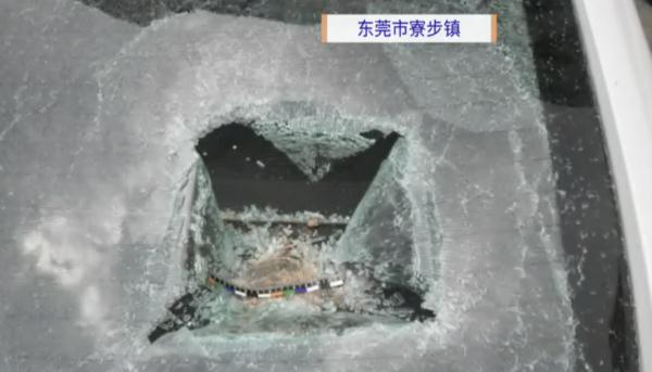男子怒砸五车，原因太奇葩