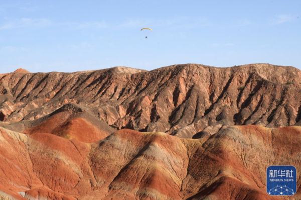 七彩丹霞醉游人
