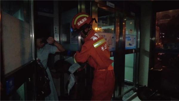 长沙一夫妻进入ATM取款机取款，竟待了40分钟……