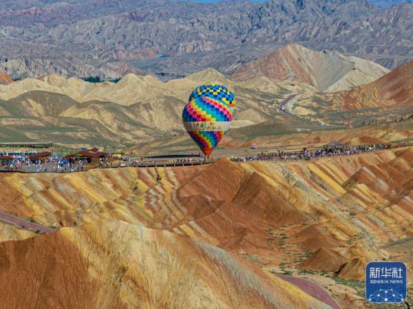 七彩丹霞醉游人