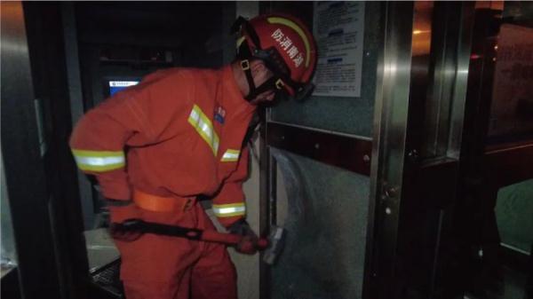 长沙一夫妻进入ATM取款机取款，竟待了40分钟……